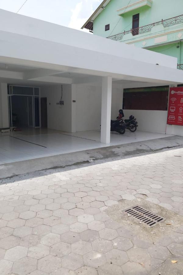 Hotel Reddoorz Near Gor Uny 2*